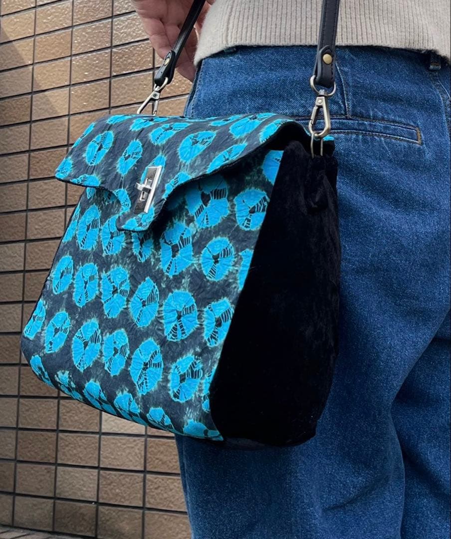 青と黒の蝶模様ショルダーバッグ