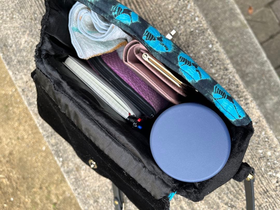 青と黒の蝶模様ショルダーバッグ