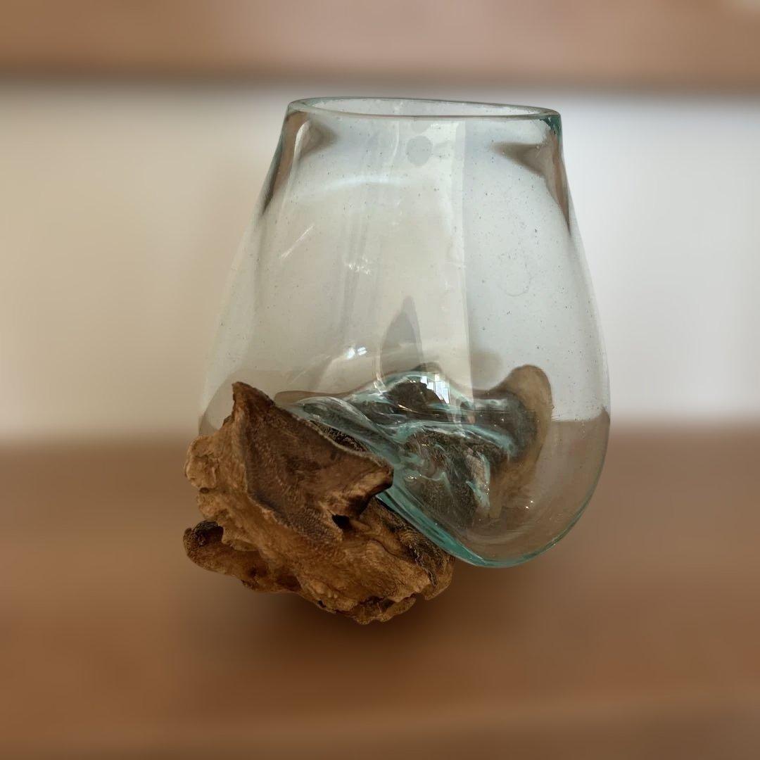 ユニークな形のガラス花瓶