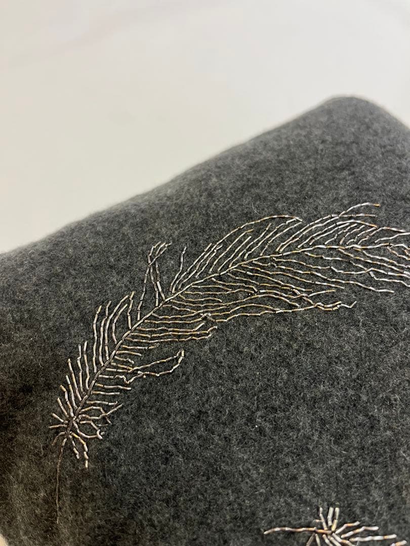 Chatav ectabitフェザーの刺繍 グレー クッションカバー