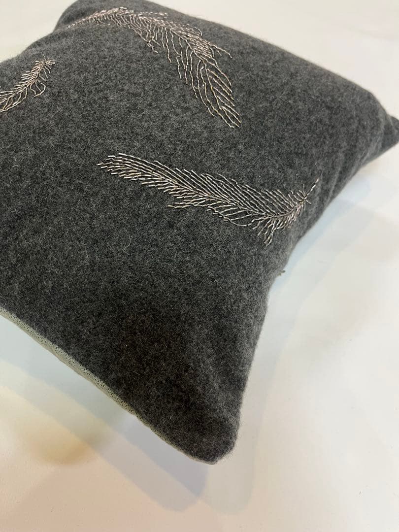 Chatav ectabitフェザーの刺繍 グレー クッションカバー