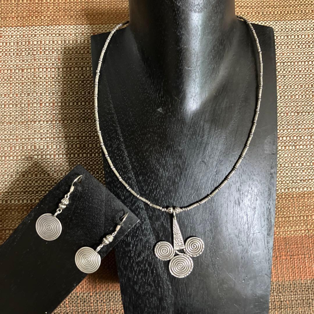 カレンシルバー渦巻チョーカーネックレスとピアス セット