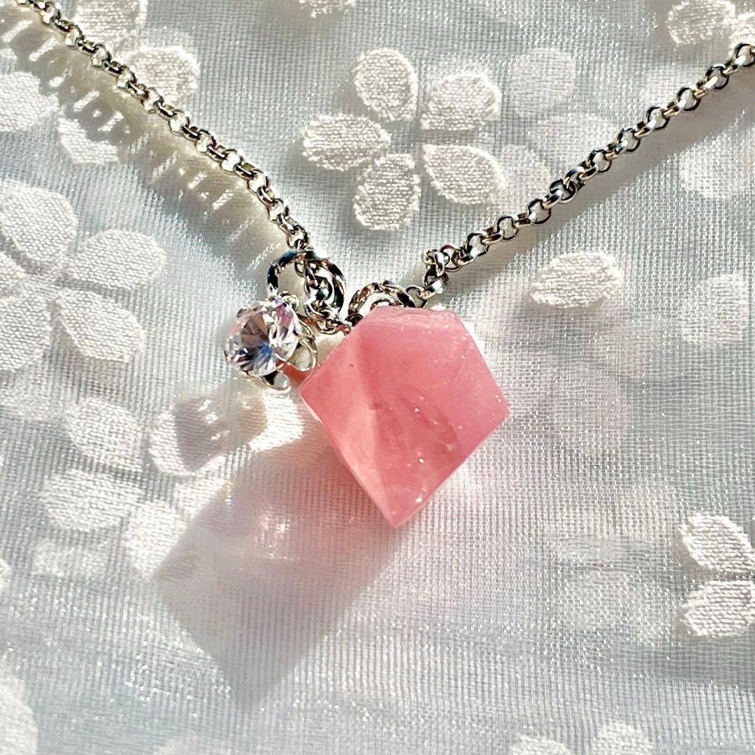 12個セット　ちょっと小さい宝石のような桃色と水晶　レジンネックレス
