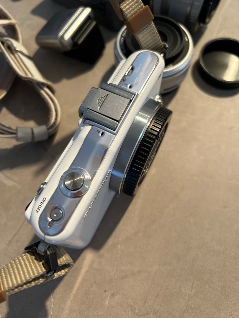 4/8までの出品。OLYMPUS E-PM1 ホワイト レンズ2本付き