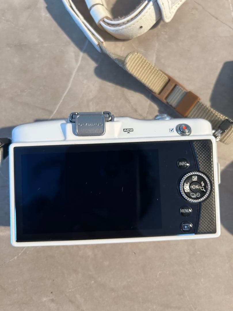 4/8までの出品。OLYMPUS E-PM1 ホワイト レンズ2本付き