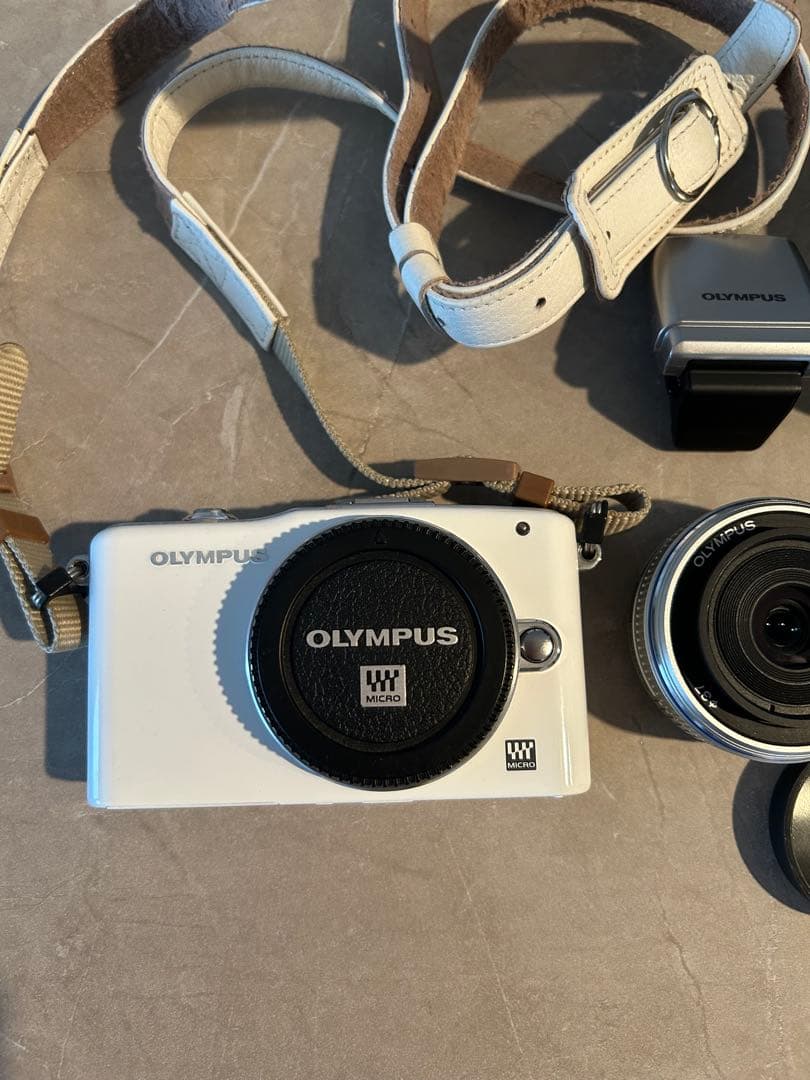 4/8までの出品。OLYMPUS E-PM1 ホワイト レンズ2本付き