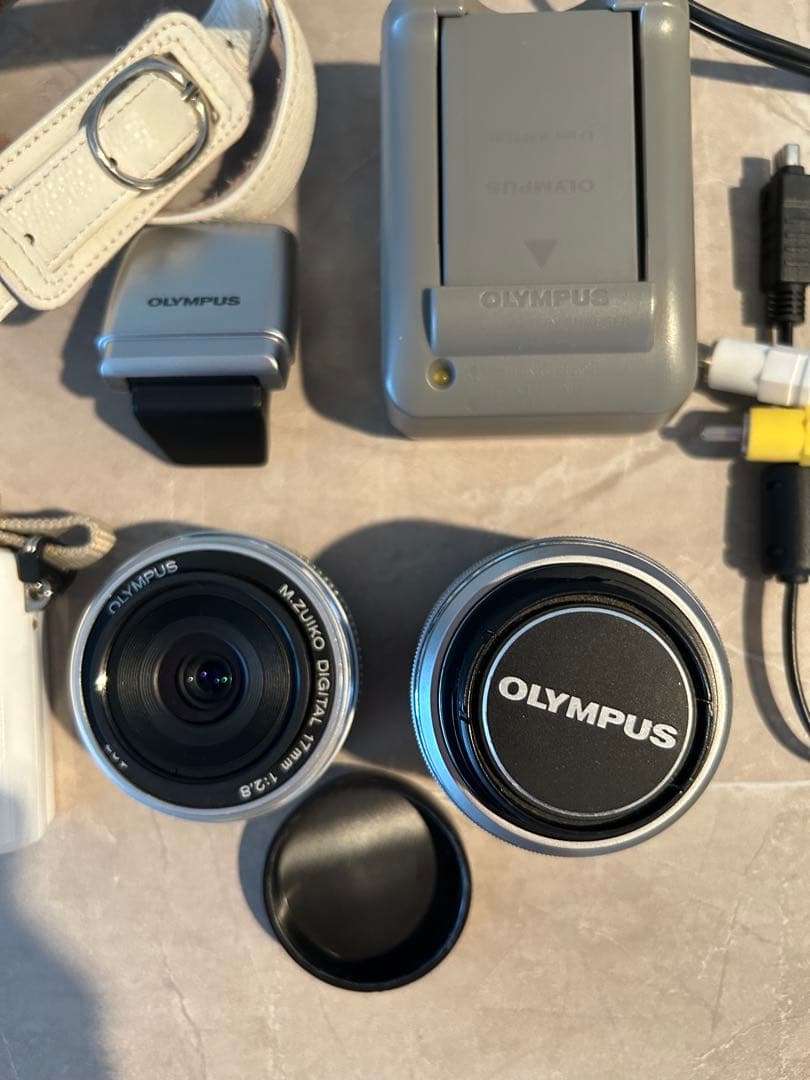 4/8までの出品。OLYMPUS E-PM1 ホワイト レンズ2本付き