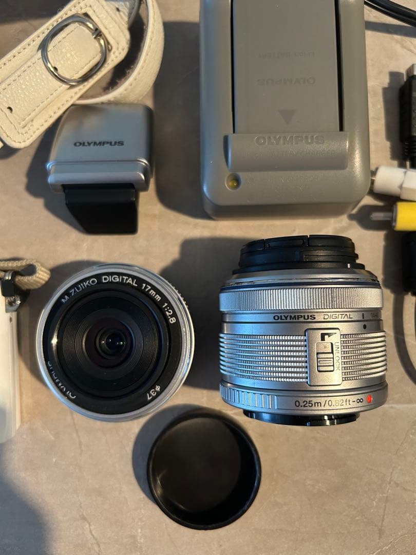 4/8までの出品。OLYMPUS E-PM1 ホワイト レンズ2本付き