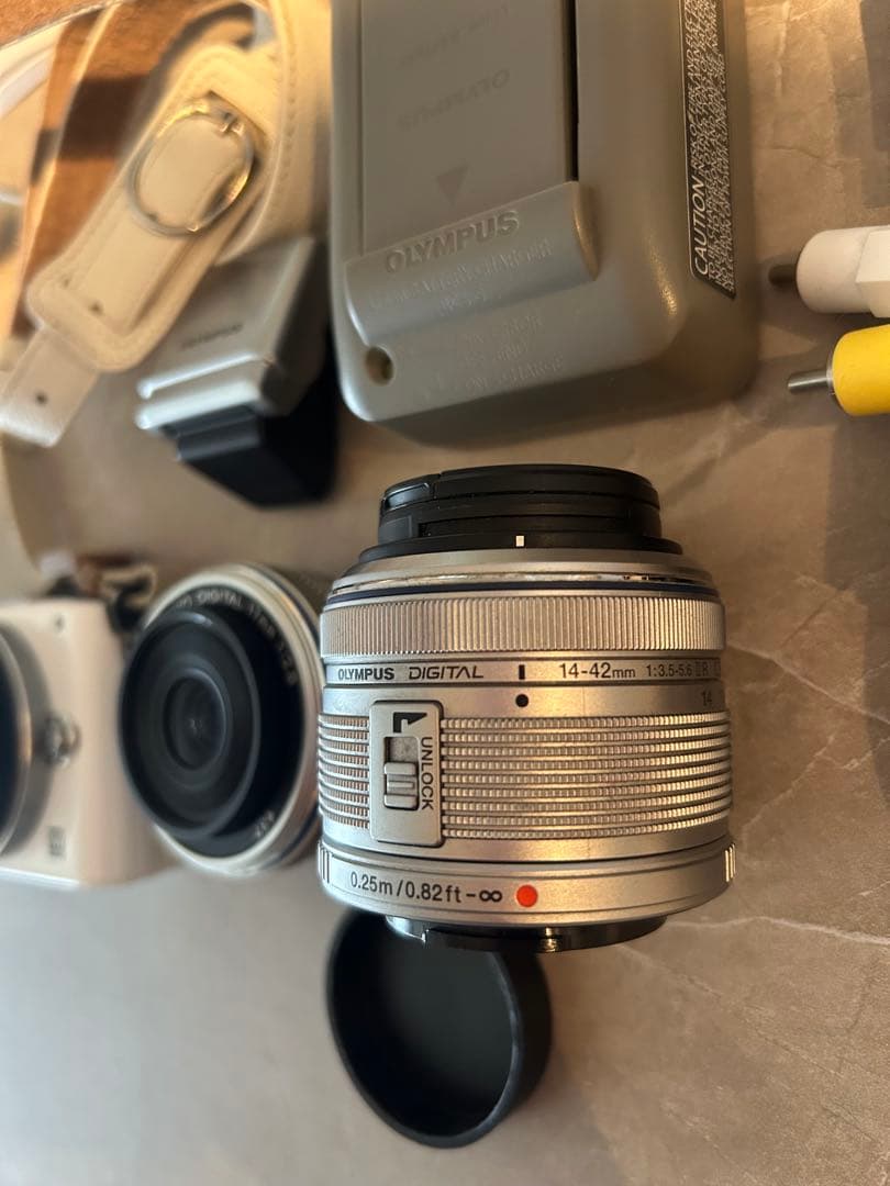 4/8までの出品。OLYMPUS E-PM1 ホワイト レンズ2本付き