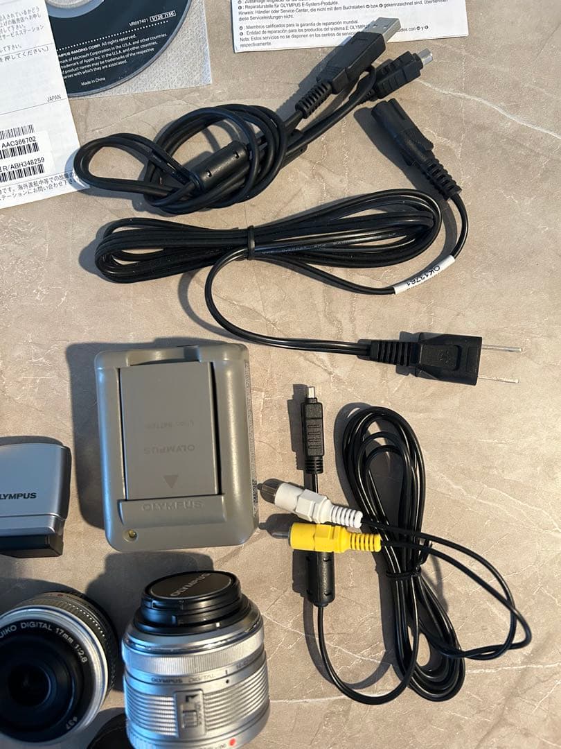 4/8までの出品。OLYMPUS E-PM1 ホワイト レンズ2本付き