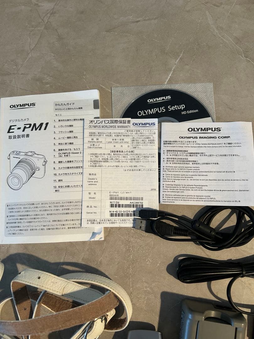 4/8までの出品。OLYMPUS E-PM1 ホワイト レンズ2本付き