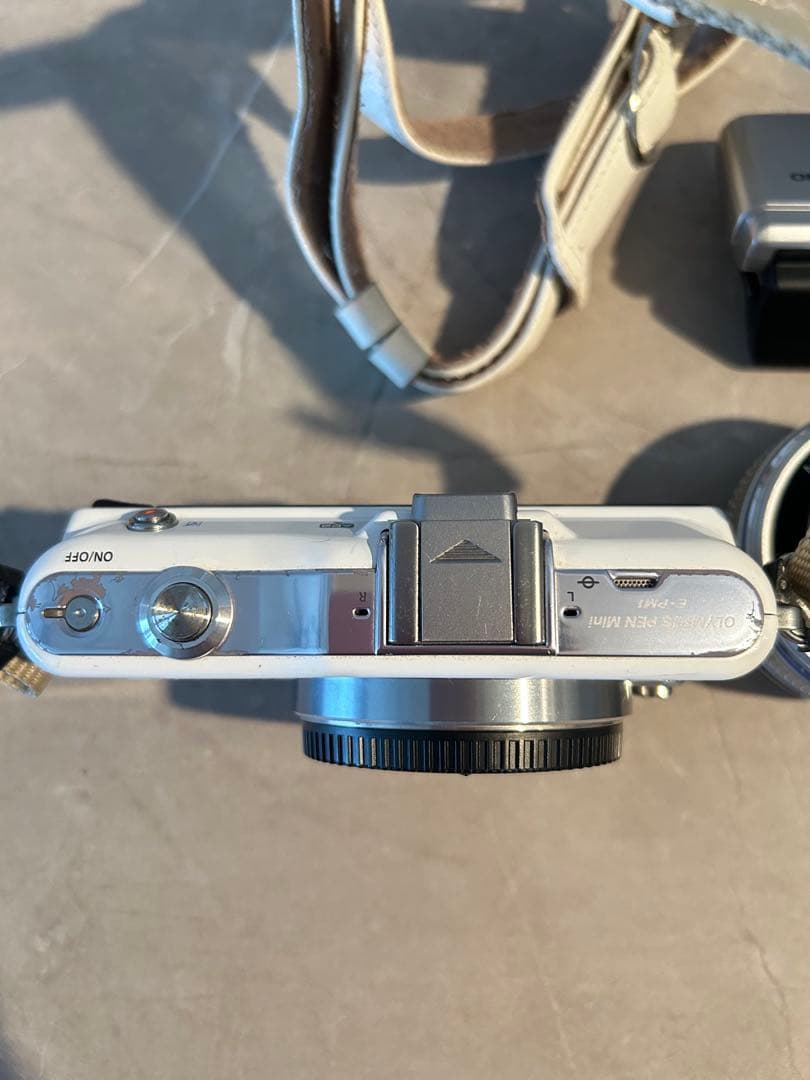 4/8までの出品。OLYMPUS E-PM1 ホワイト レンズ2本付き