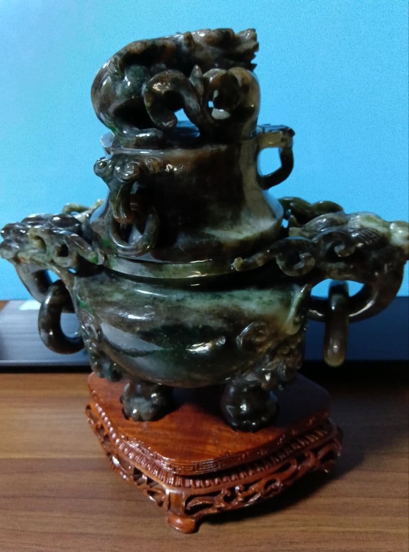 中国美術　玉石　黒翡翠（ブラックジェダイト）獅子彫　遊環三足香炉　台座・布箱付
