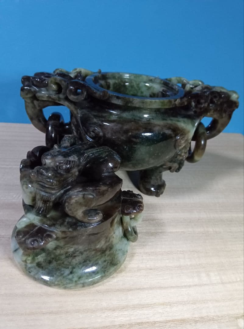 中国美術　玉石　黒翡翠（ブラックジェダイト）獅子彫　遊環三足香炉　台座・布箱付