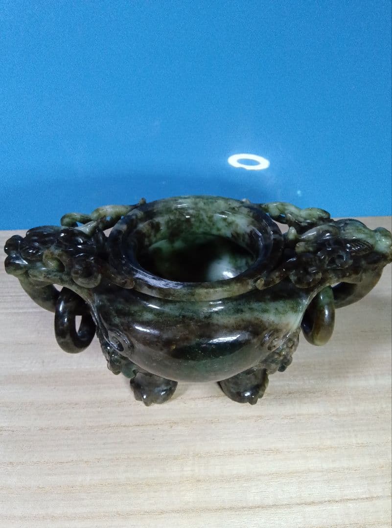 中国美術　玉石　黒翡翠（ブラックジェダイト）獅子彫　遊環三足香炉　台座・布箱付