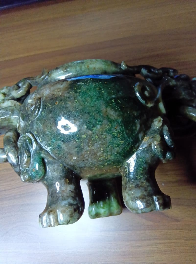 中国美術　玉石　黒翡翠（ブラックジェダイト）獅子彫　遊環三足香炉　台座・布箱付