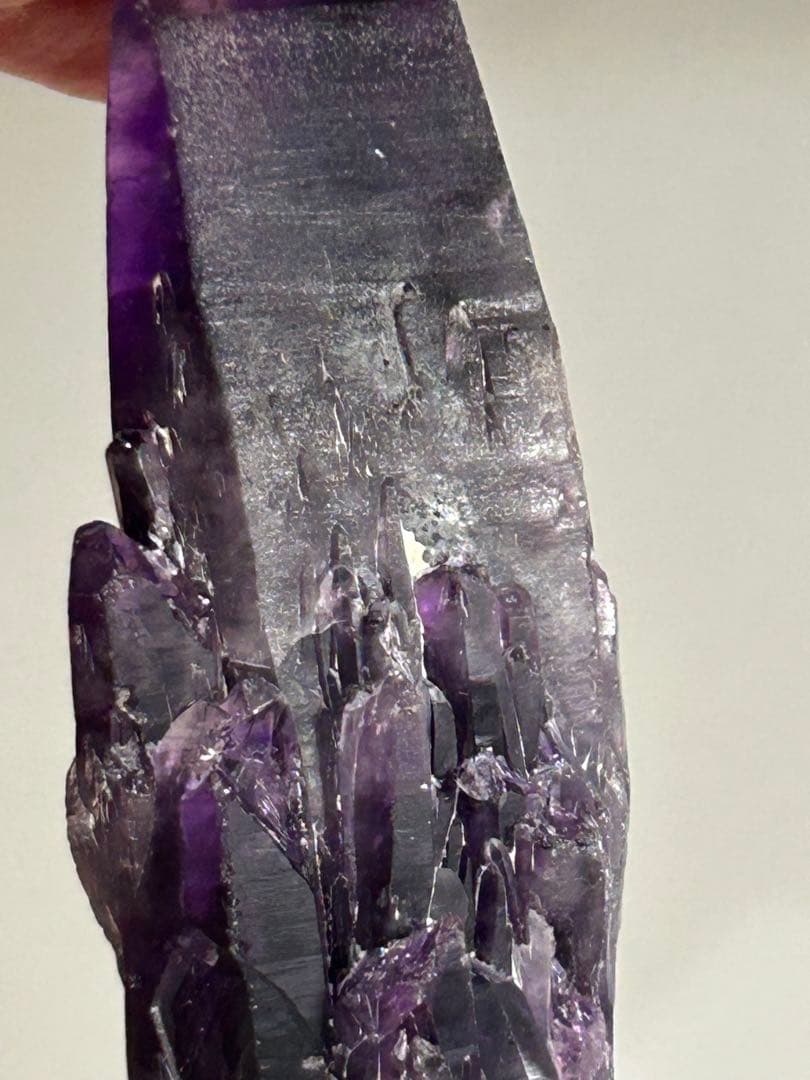 ナイジェリア産 トゥトゥクリフスアメジスト 原石 深紫の層を刻む、断崖の記憶