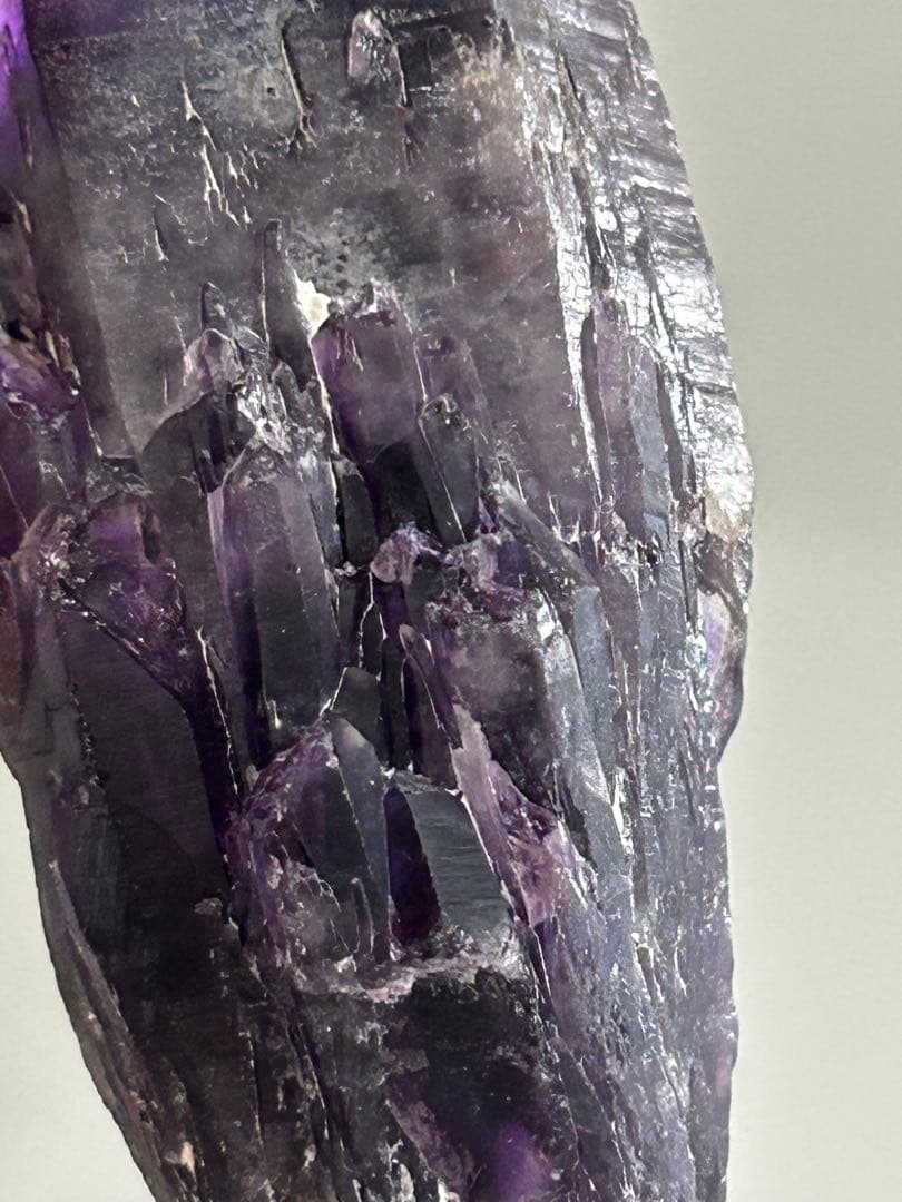 ナイジェリア産 トゥトゥクリフスアメジスト 原石 深紫の層を刻む、断崖の記憶