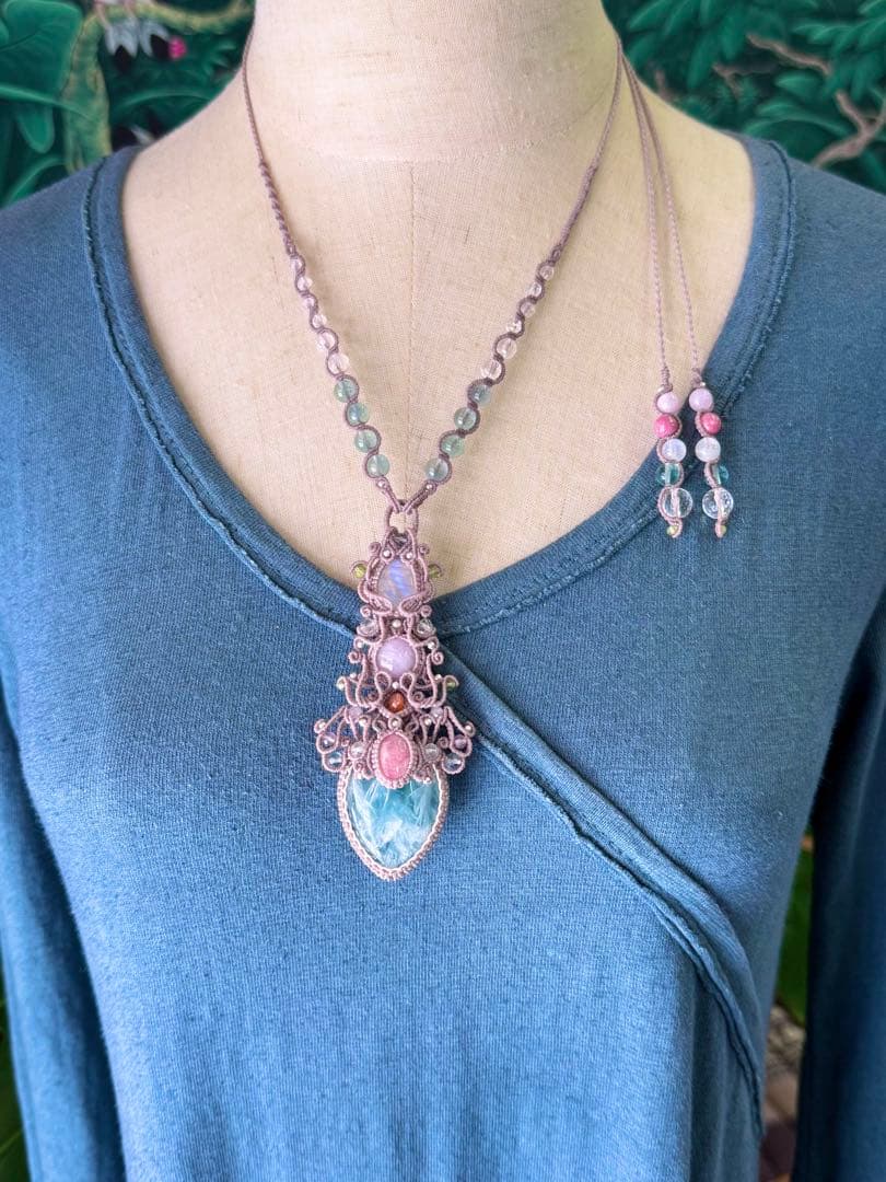 エンジェルフェザーフローライトのマクラメ編みネックレス♡その他石の詳細は説明にて