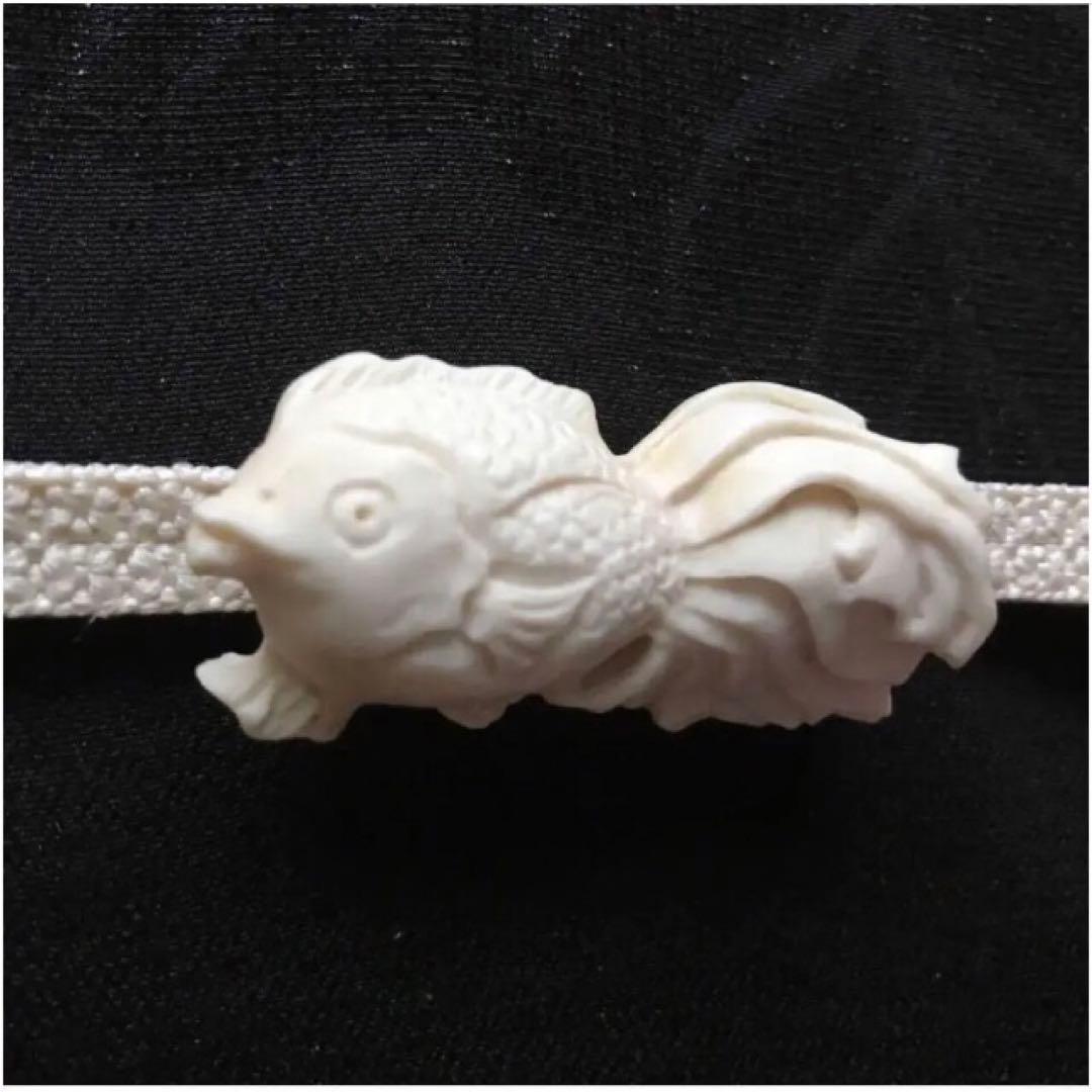 【種名　日本鹿の角】 手彫り帯留め　⭐️お茶目な金魚⭐️ ☆匿名☆