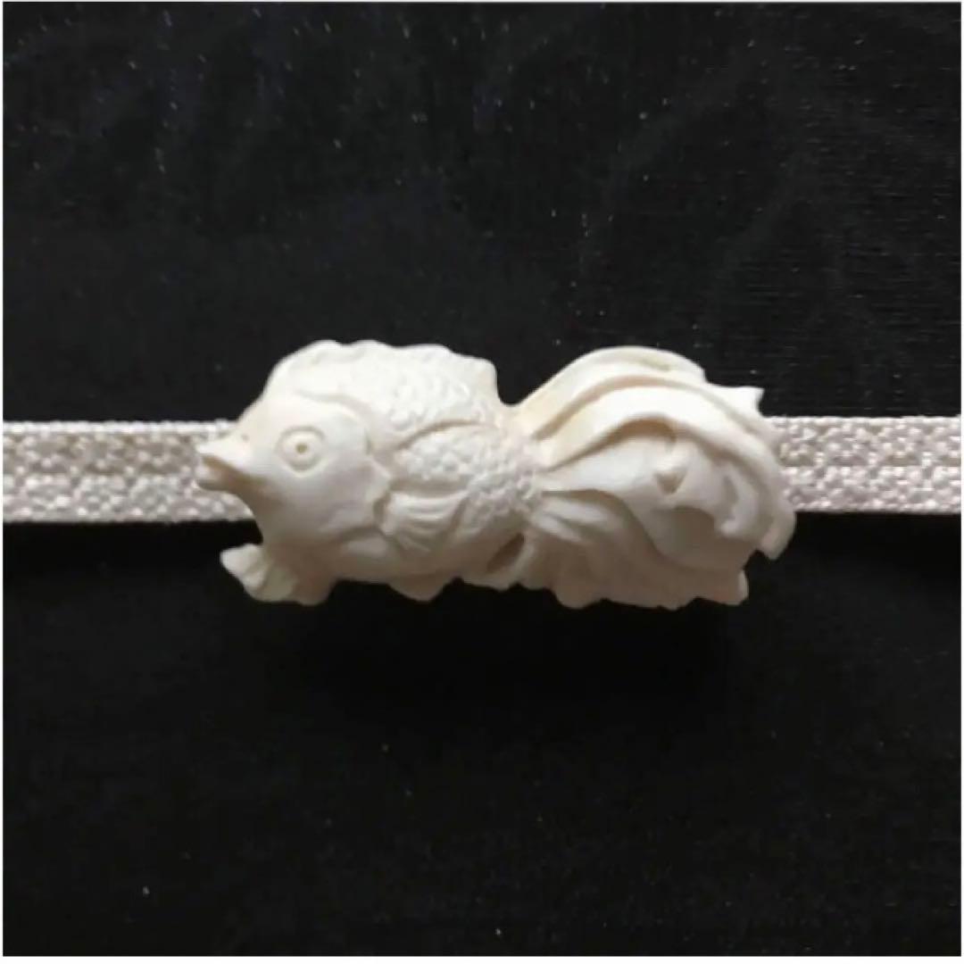 【種名　日本鹿の角】 手彫り帯留め　⭐️お茶目な金魚⭐️ ☆匿名☆