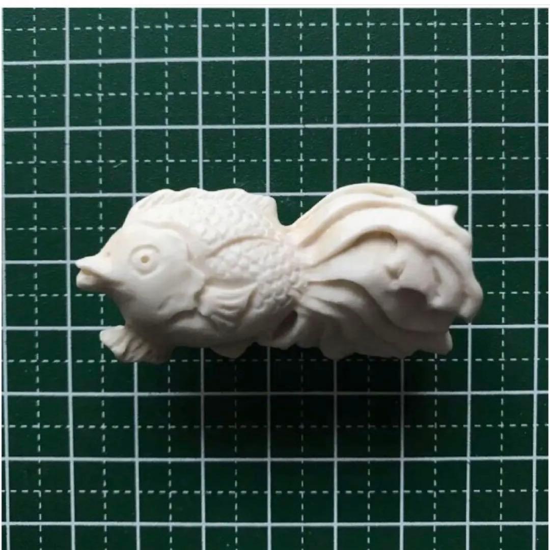【種名　日本鹿の角】 手彫り帯留め　⭐️お茶目な金魚⭐️ ☆匿名☆