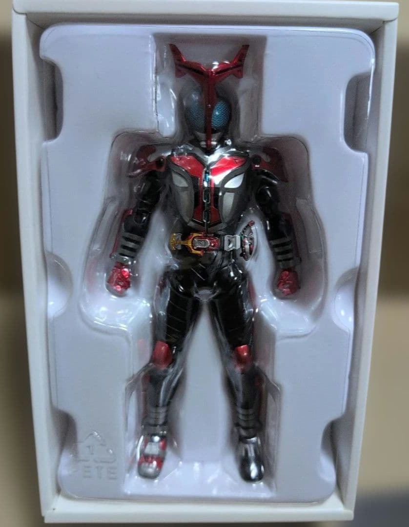 s.h.フィギュアーツ　仮面ライダー　カブト　ハイパーフォーム　真骨彫製法