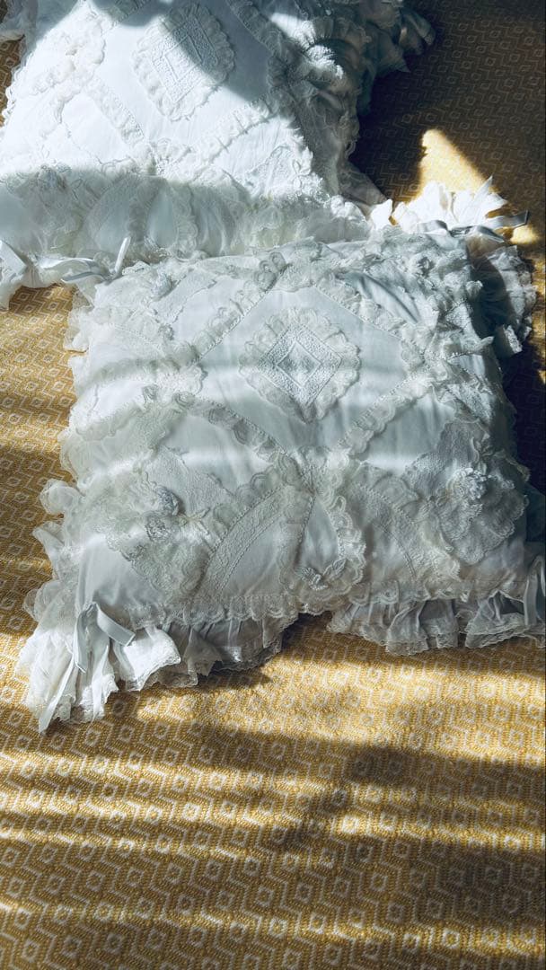 ❤️さえら★ヒスクローネ★美しいレース遣い★可愛いクッションカバー2枚セット