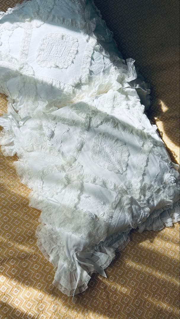 ❤️さえら★ヒスクローネ★美しいレース遣い★可愛いクッションカバー2枚セット