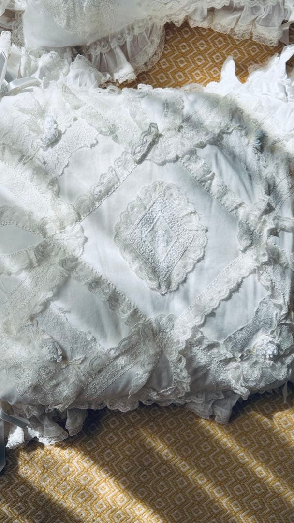 ❤️さえら★ヒスクローネ★美しいレース遣い★可愛いクッションカバー2枚セット