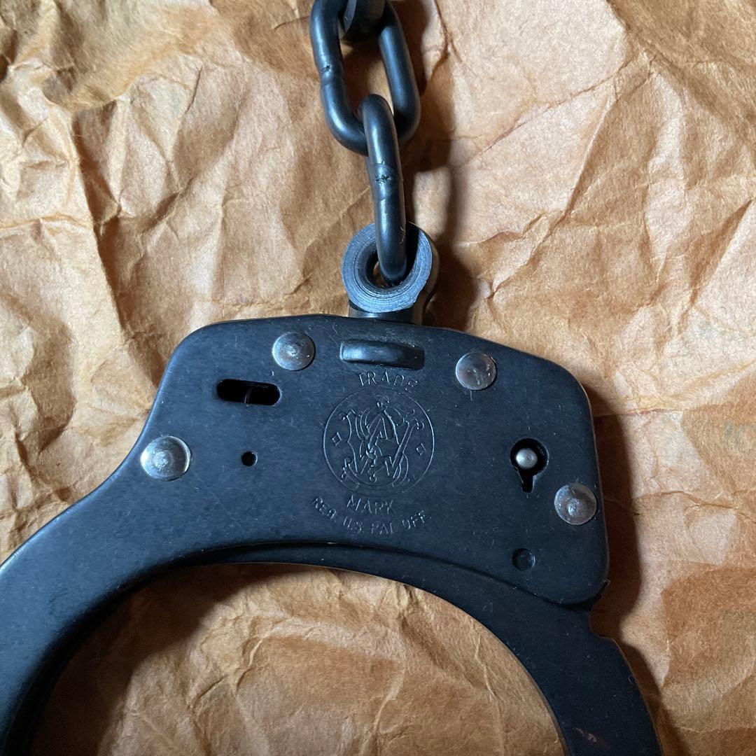 スミス&ウェッソン　ブラック手錠　アメリカ製。【鍵二つあり　金属製　美品】。