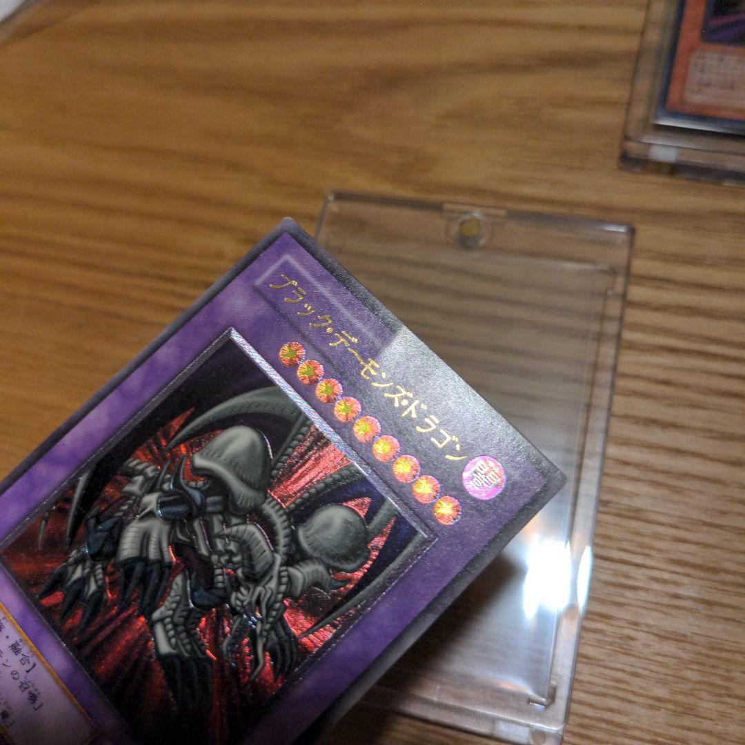 ブラックデーモンズドラゴン、ブレードナイトのレリーフ