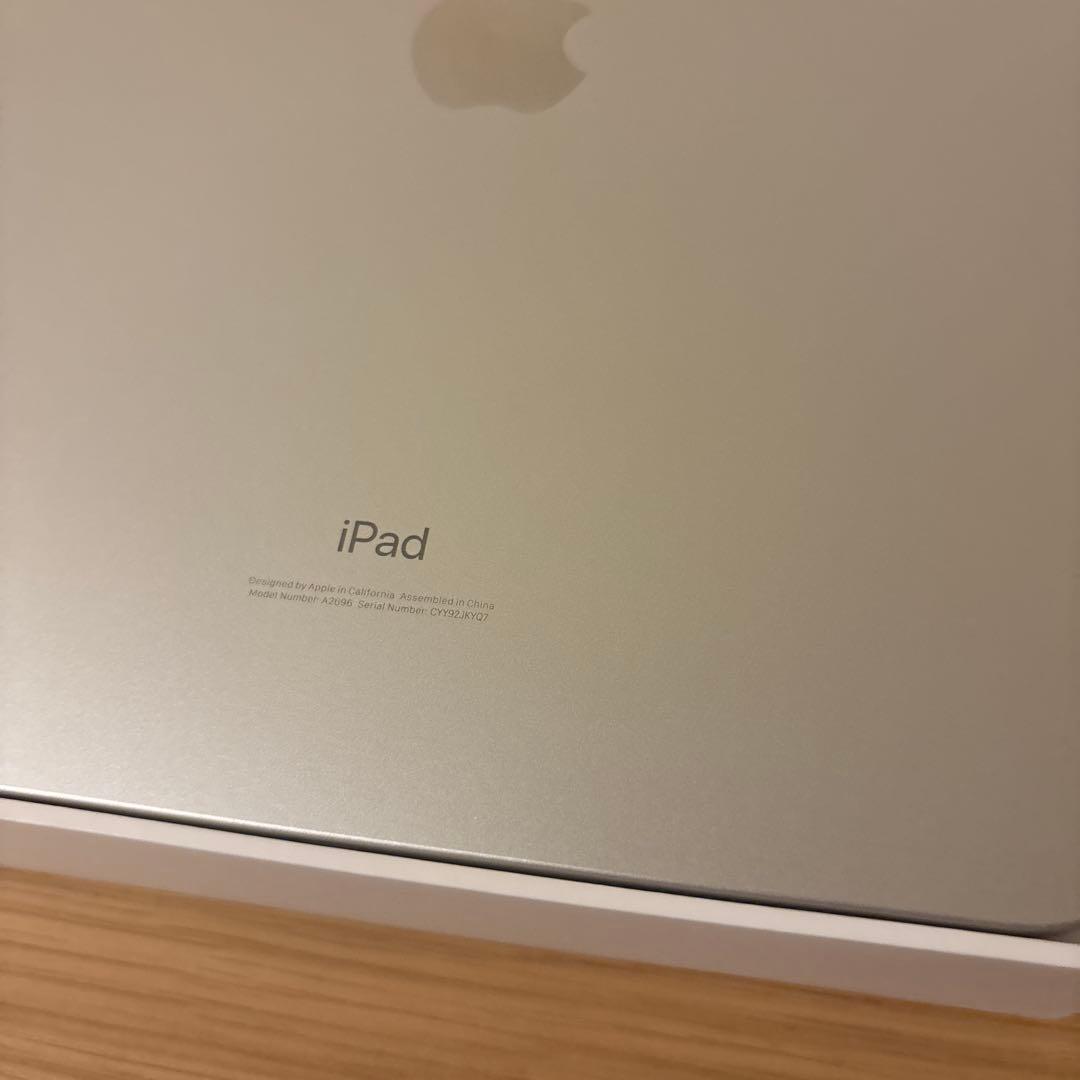 新品同様　シルバー iPad 10世代　64G