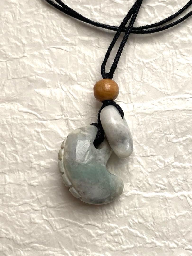 糸魚川翡翠　ニノ型勾玉と獣型勾玉のネックレス