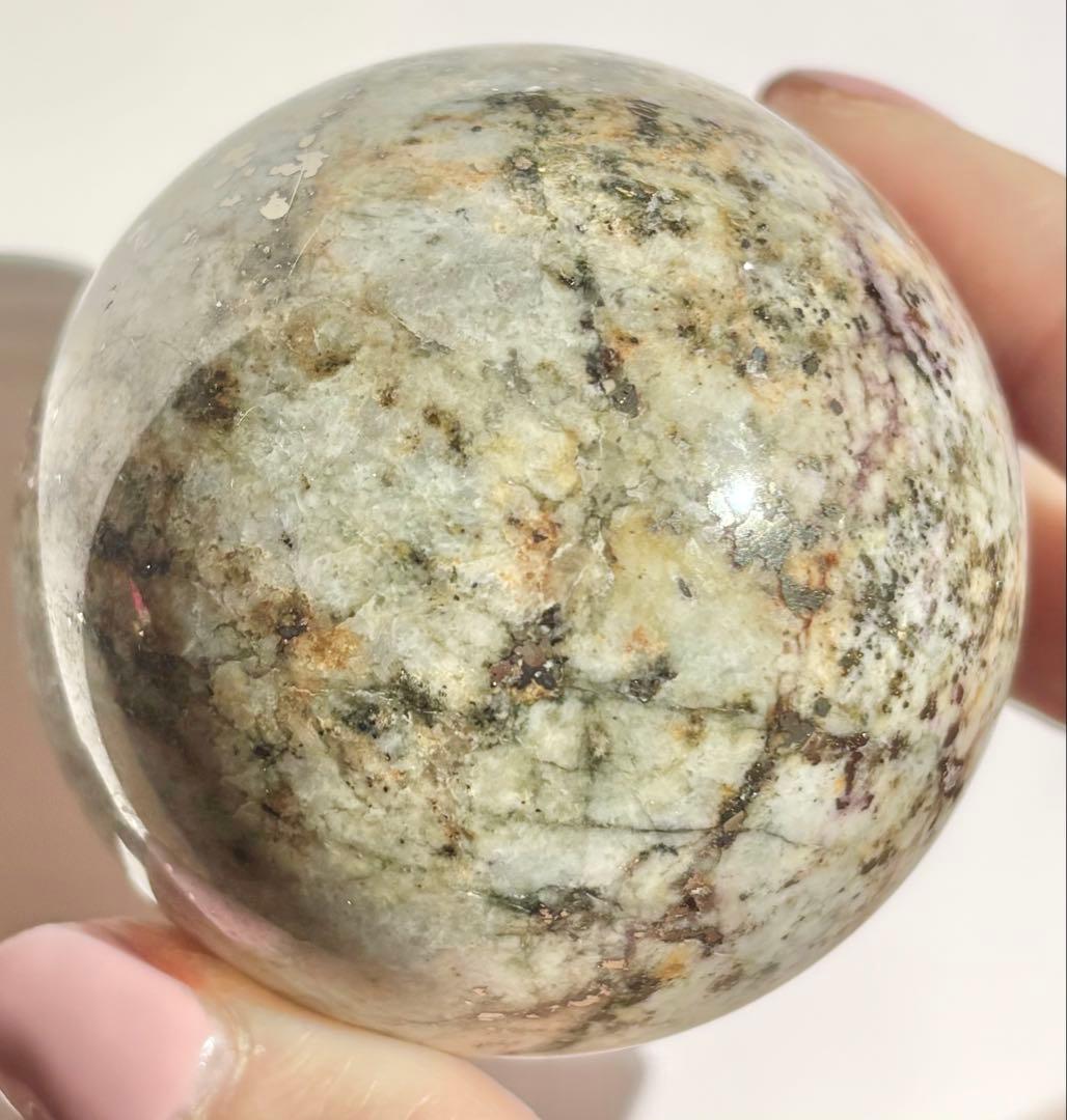 《鉱物標本・レア》ユーパーライト系 点在UV発光 パイライト共生　スフィア　丸玉