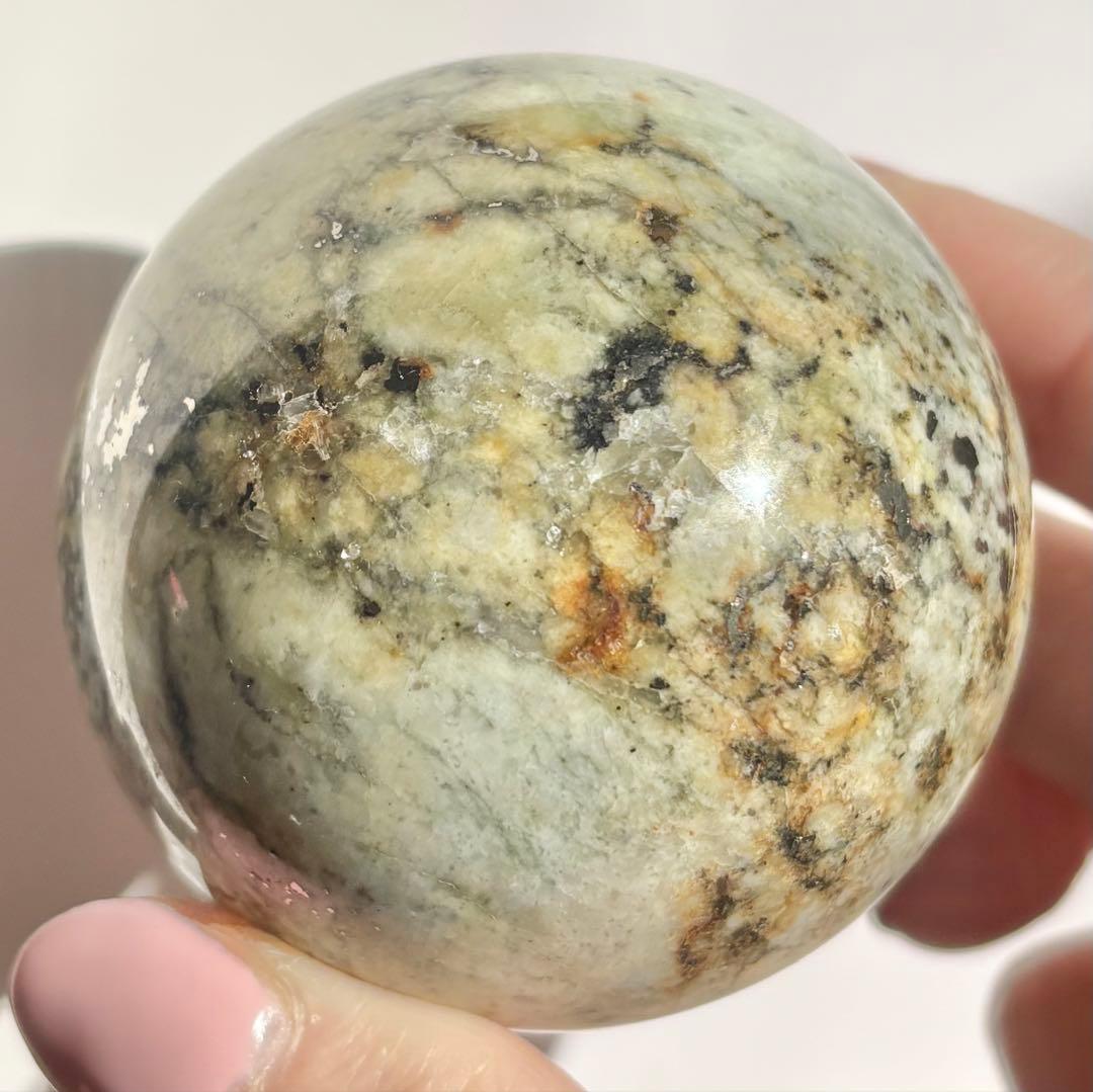 《鉱物標本・レア》ユーパーライト系 点在UV発光 パイライト共生　スフィア　丸玉