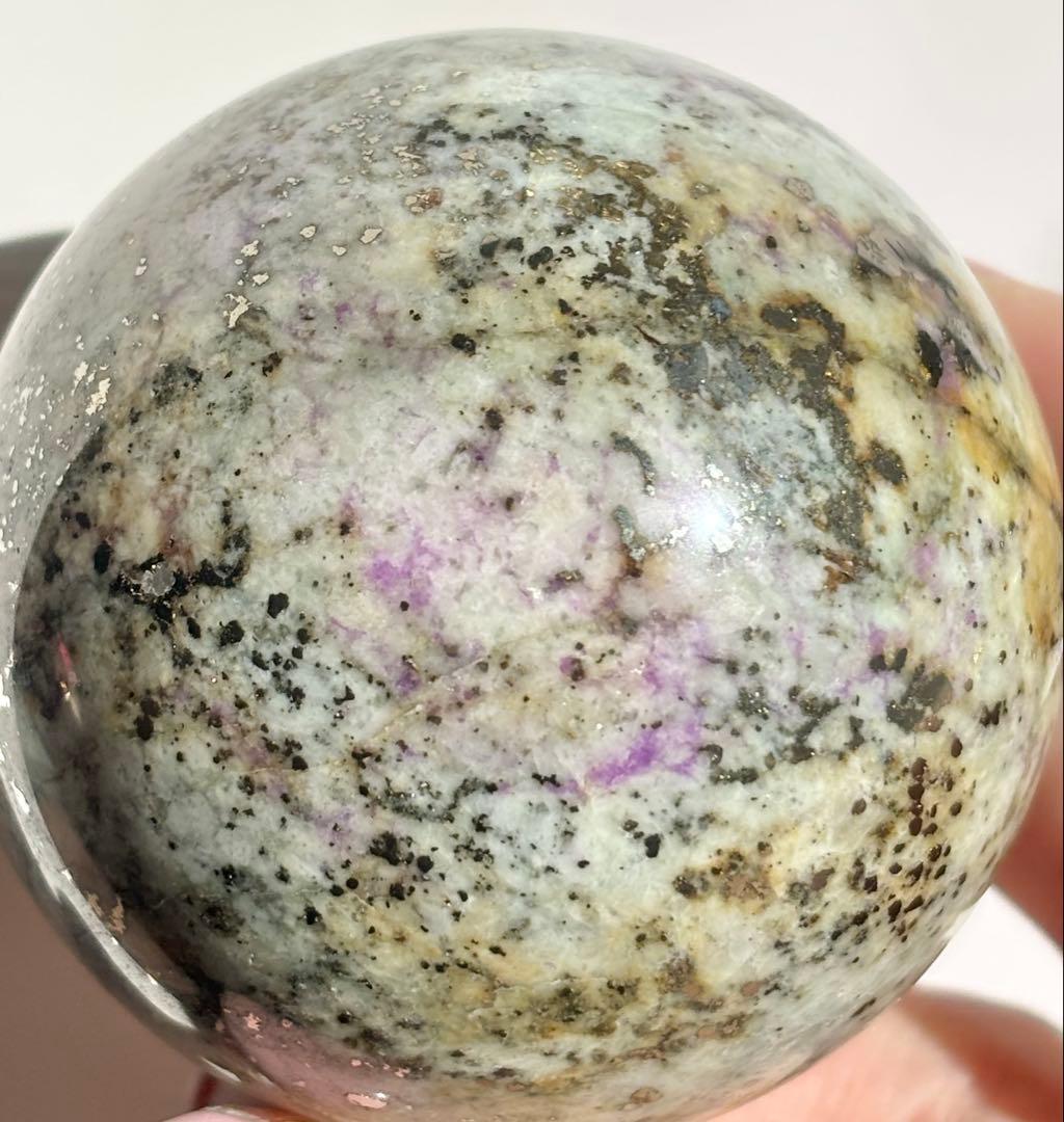 《鉱物標本・レア》ユーパーライト系 点在UV発光 パイライト共生　スフィア　丸玉