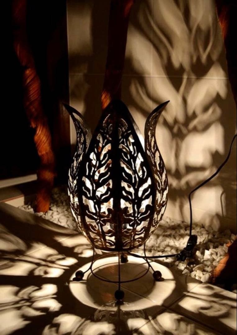 バリ島からの葉模様の黒い金属ランプ