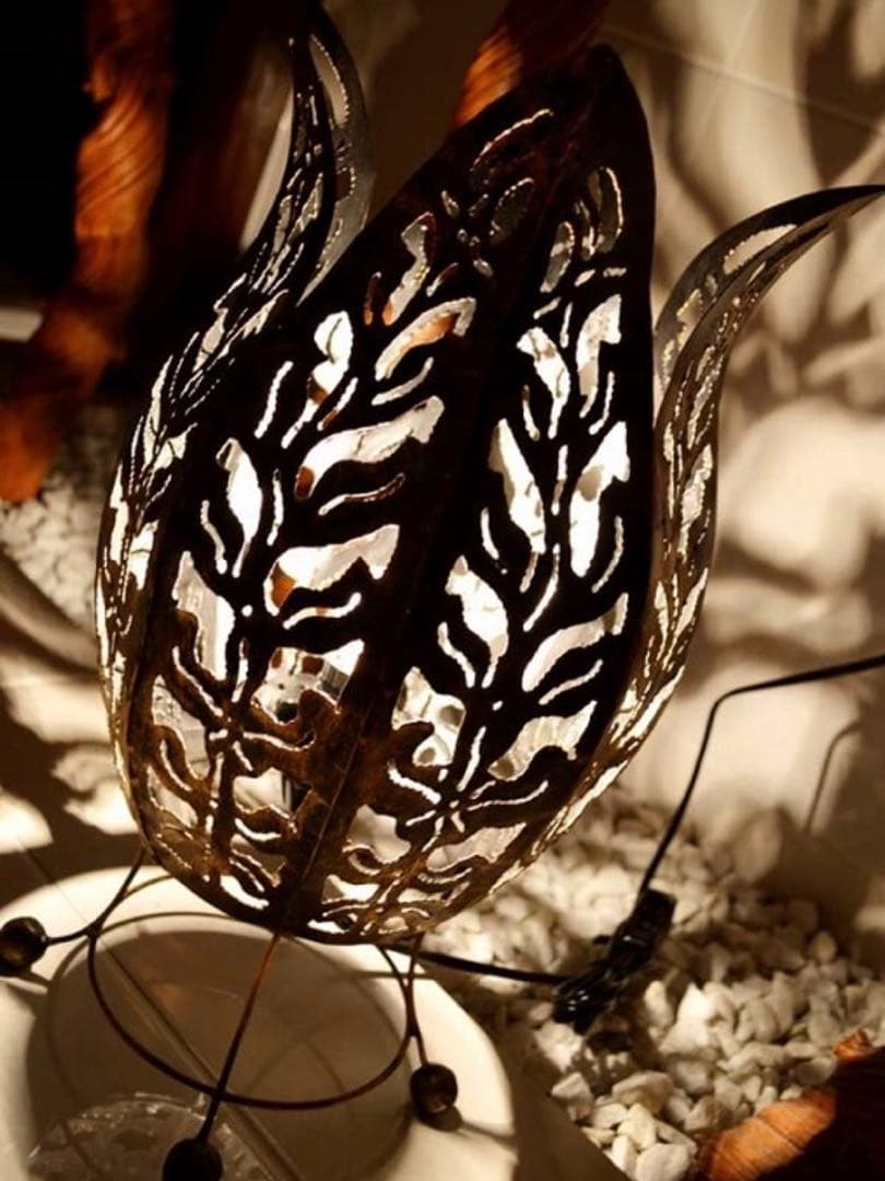 バリ島からの葉模様の黒い金属ランプ