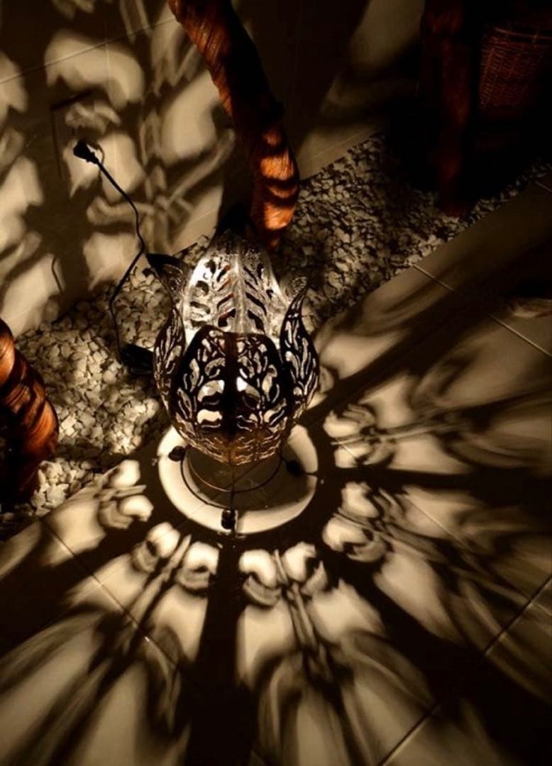 バリ島からの葉模様の黒い金属ランプ