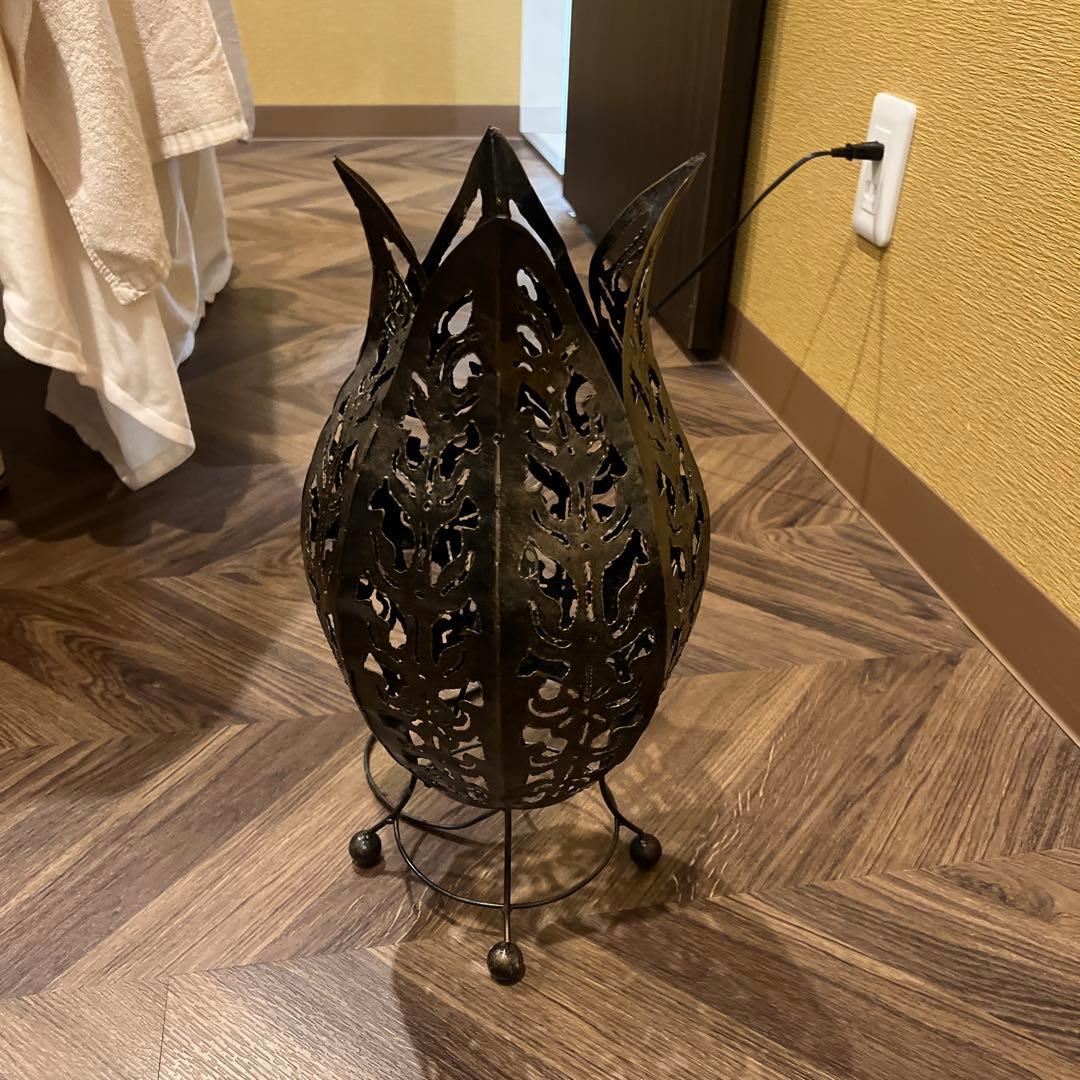 バリ島からの葉模様の黒い金属ランプ