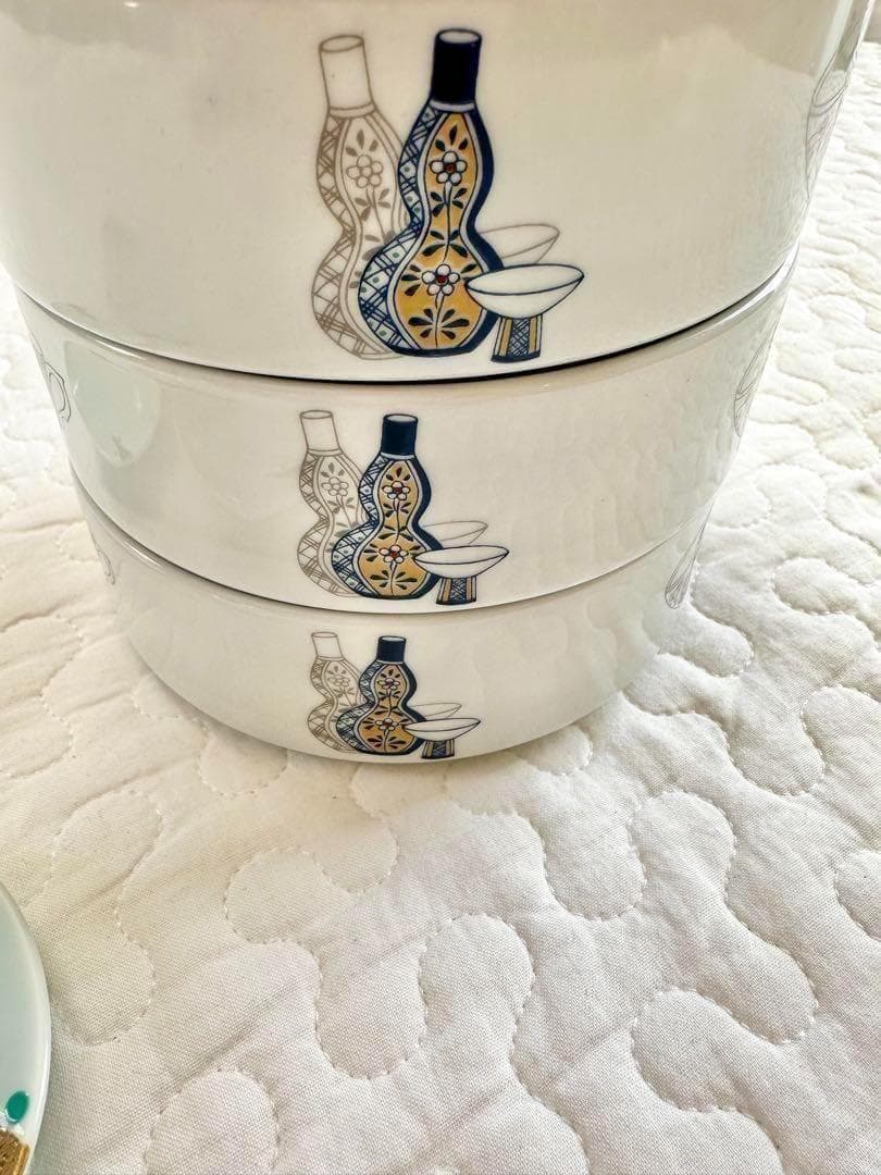 【未使用】有田焼　鴻窯　蓋付き三段重　高台　小皿　金　おせち　お正月