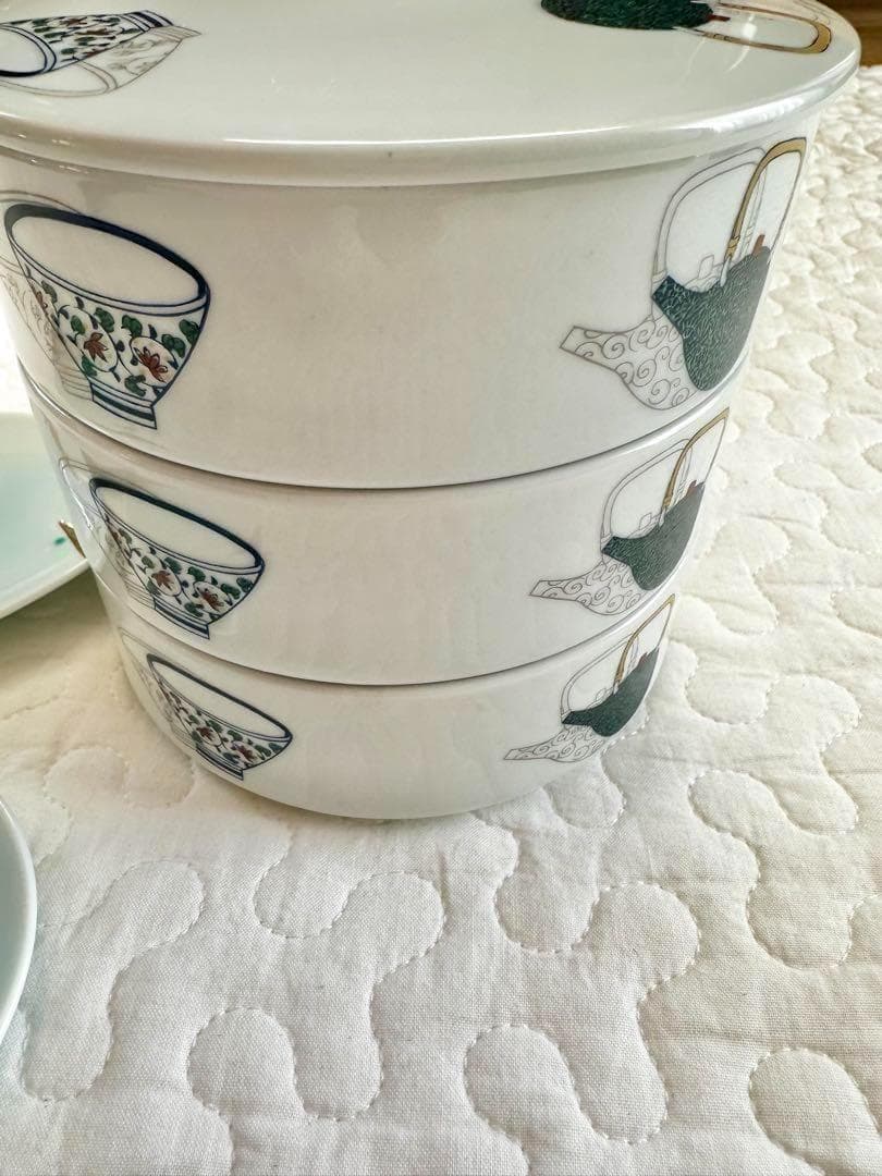 【未使用】有田焼　鴻窯　蓋付き三段重　高台　小皿　金　おせち　お正月