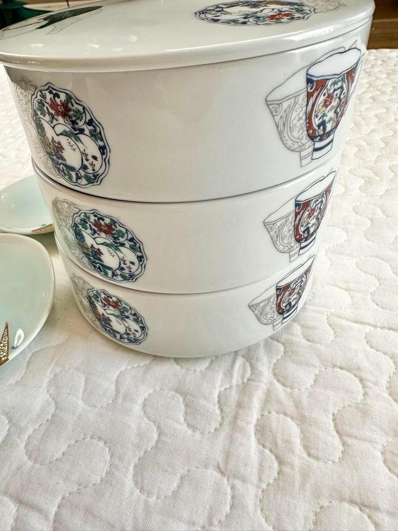 【未使用】有田焼　鴻窯　蓋付き三段重　高台　小皿　金　おせち　お正月