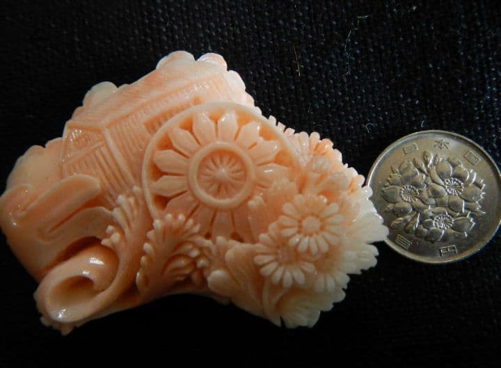 大きなアンティーク本珊瑚の帯留め・6×3.9×1.5cm・50g