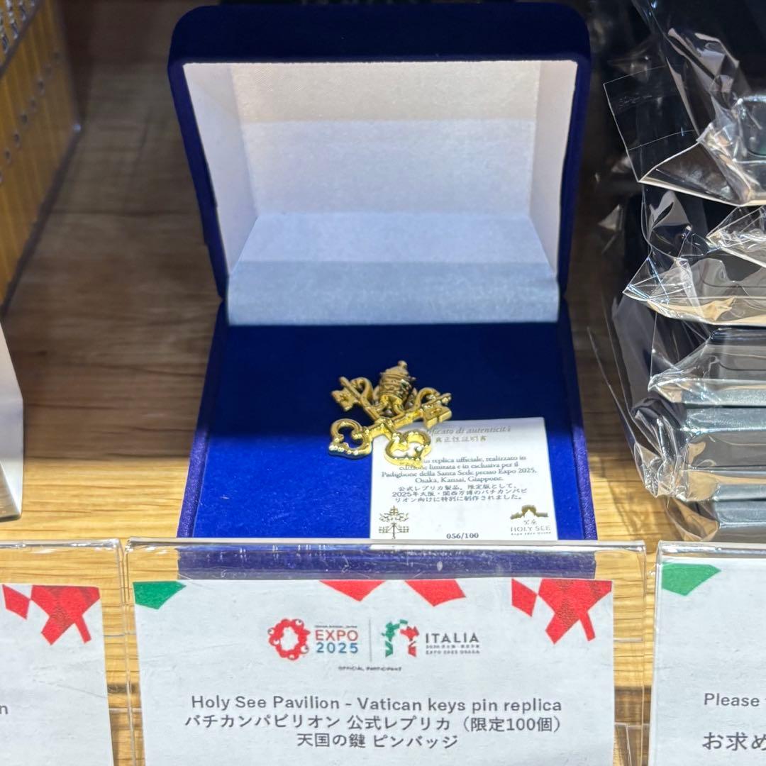 【万博イタリア館限定品】レア　バチカン100個限定ピンバッジ　シリアルNo.9