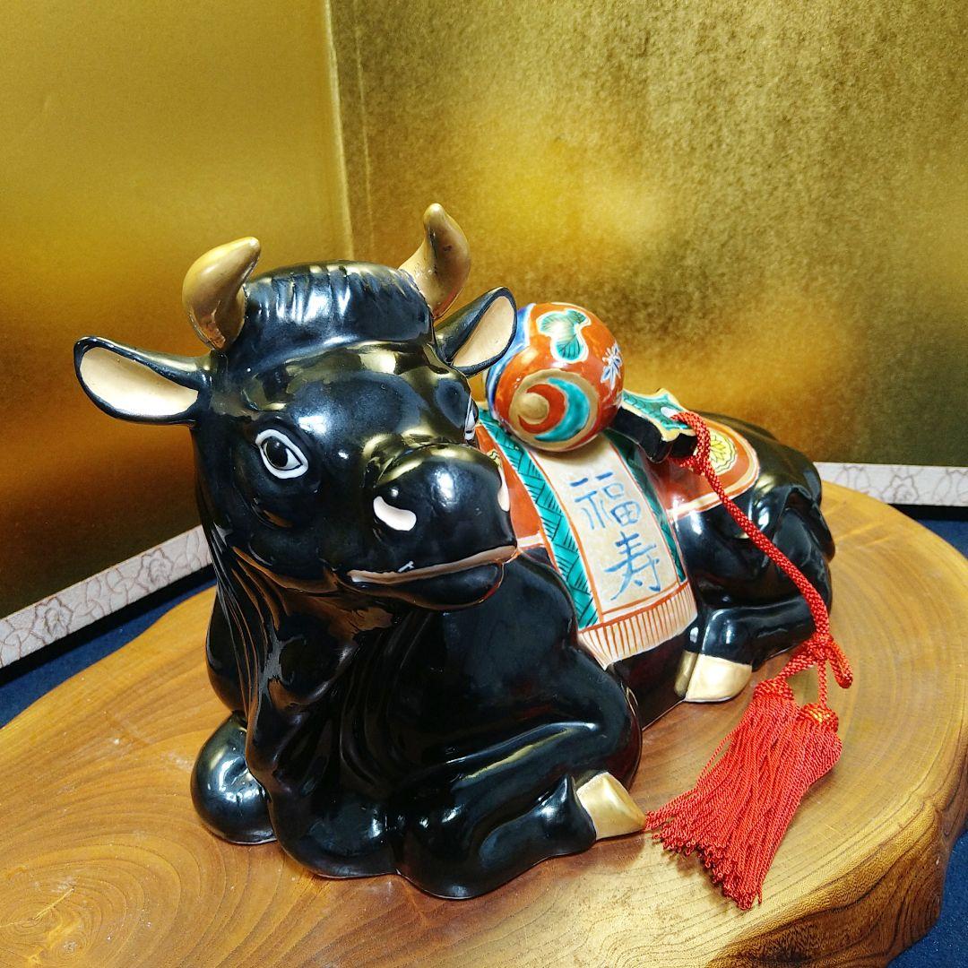 AJ23 九谷焼 干支置物 牛 長峰 木札 牛小槌 欅飾り台付 紙箱