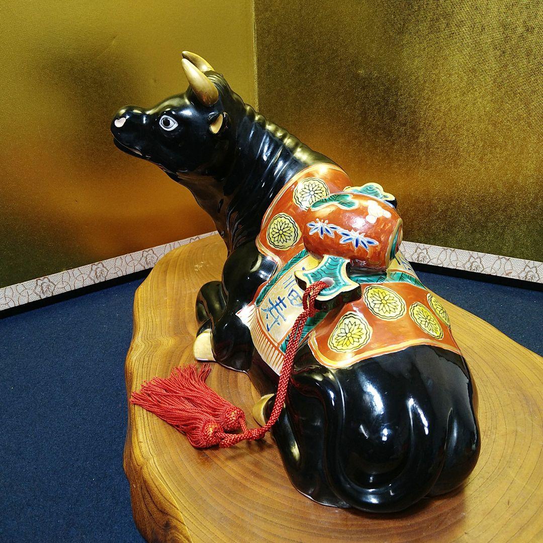 AJ23 九谷焼 干支置物 牛 長峰 木札 牛小槌 欅飾り台付 紙箱