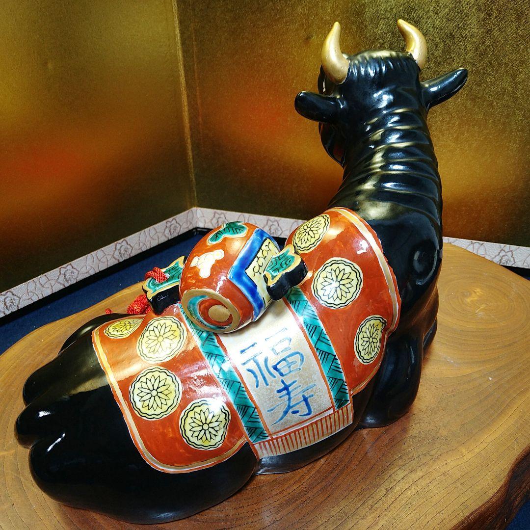 AJ23 九谷焼 干支置物 牛 長峰 木札 牛小槌 欅飾り台付 紙箱