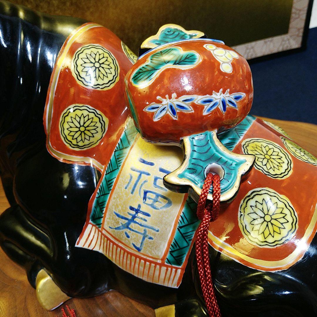 AJ23 九谷焼 干支置物 牛 長峰 木札 牛小槌 欅飾り台付 紙箱